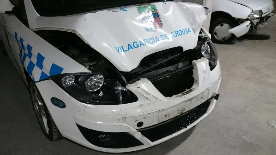 Libertad con cargos para el conductor que golpeó un coche de la Policía Local e hirió a dos agentes