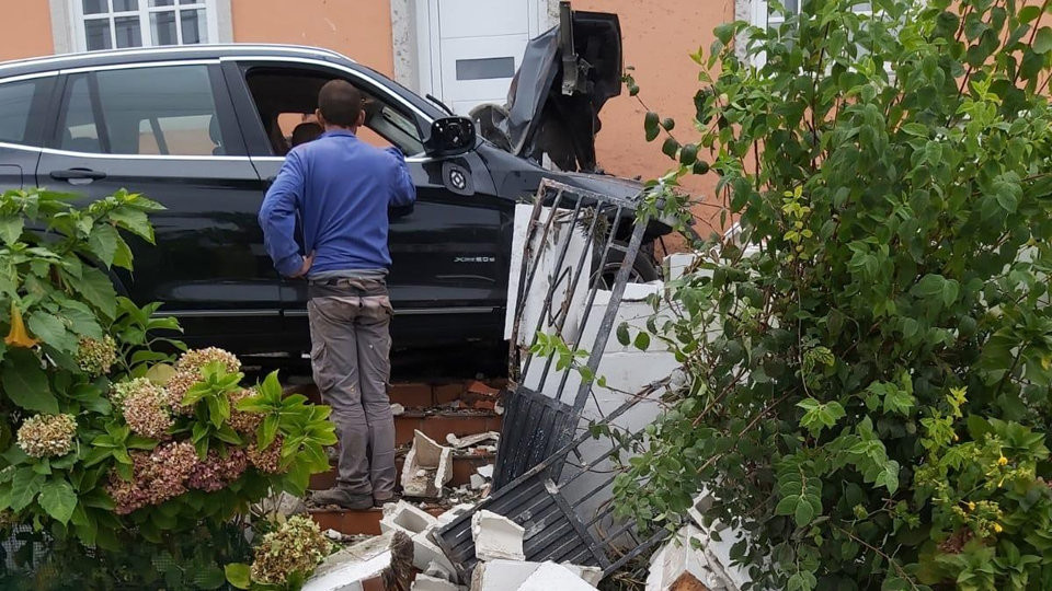 Un conductor barcelonés derriba el cierre de una casa en A Illa y hiere a su propietario