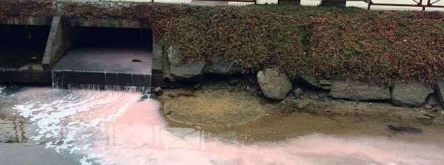 Un nuevo vertido tiñe de rosa las aguas del río de O Con en Rodrigo de Mendoza