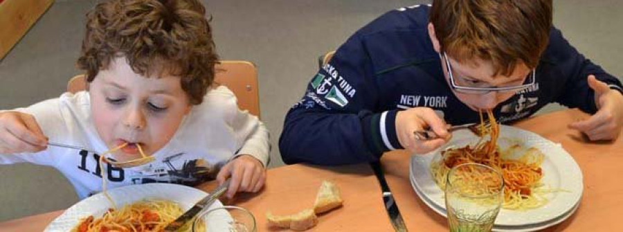 Los padres denuncian el mal estado del menú de los tres comedores escolares del concello