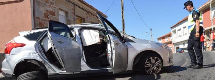 RIVEIRA-Un coche sale despedido 50 metros dando vueltas tras chocar contra otro aparcado