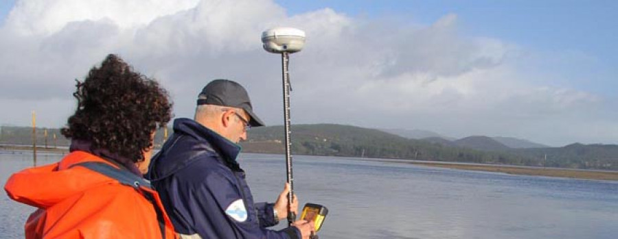 Técnicos de Mar balizan A Fangueira y zanjan el conflicto entre a pie y a flote