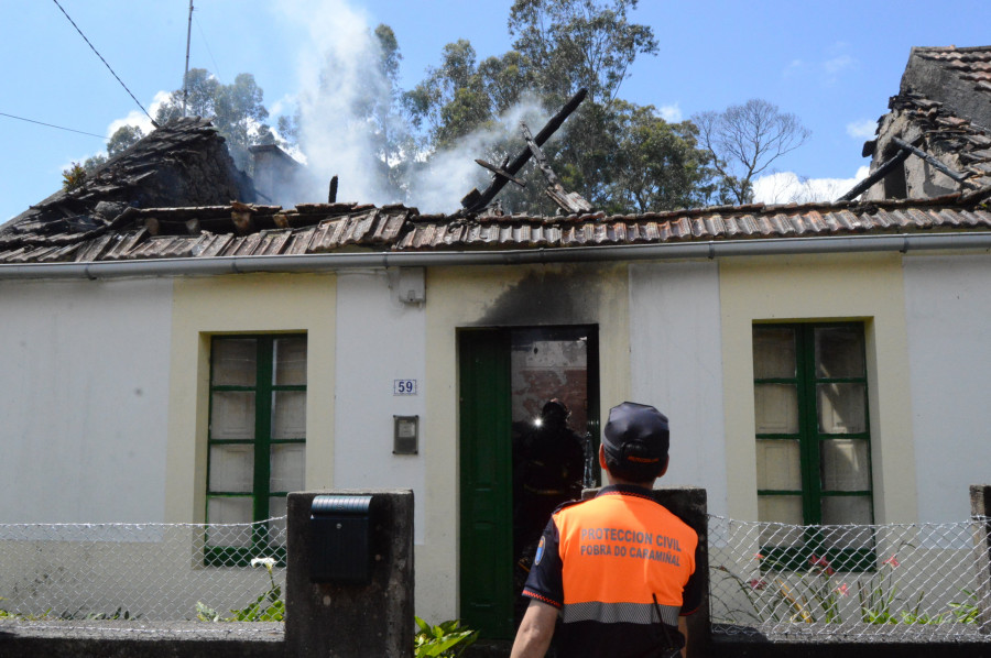 A POBRA - Un voraz incendio calcina una vivienda en el lugar de Pontebarbanza