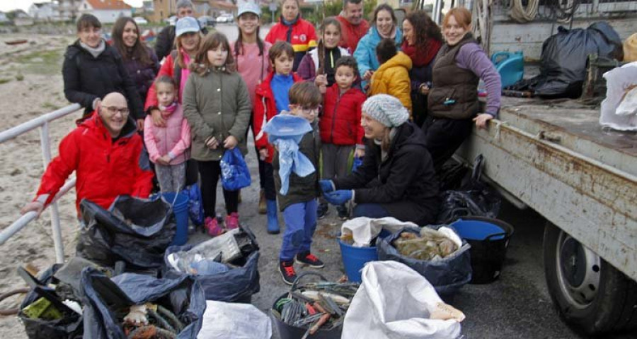El voluntariado retira plásticos, maderas y 700 tarugos de batea de la playa de O Cabodeiro