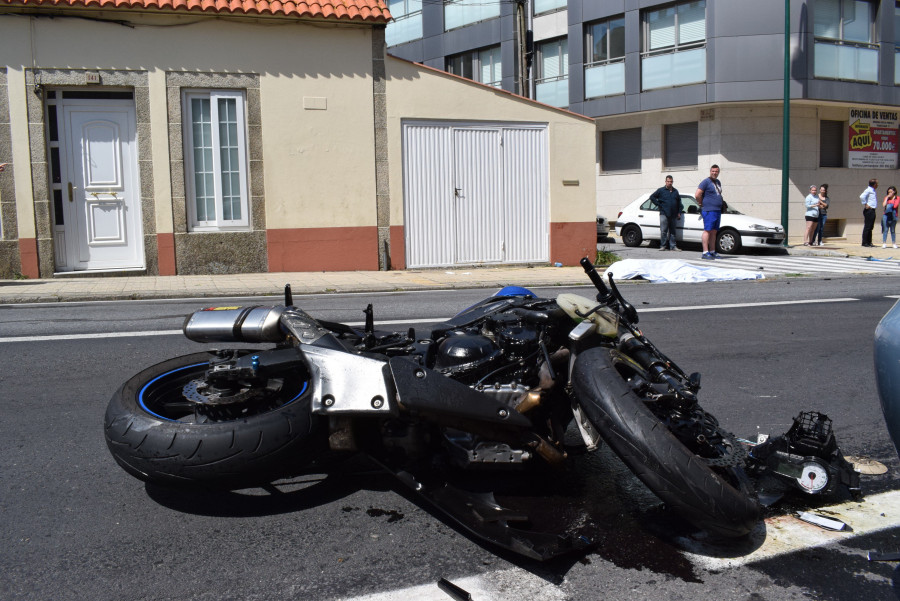 RIVEIRA - Fallece un joven motorista en un accidente de tráfico en la Avenida da Coruña, a la altura de O Caramecheiro