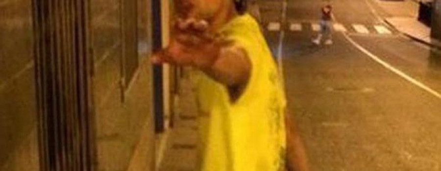 RIVEIRA - Graban con el teléfono móvil a dos jóvenes que acababan de robar en una tienda de deportes
