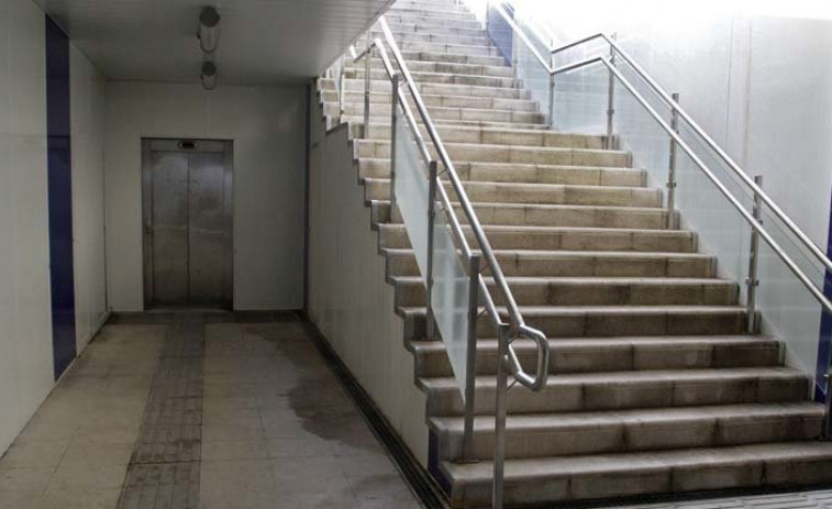 El ascensor del paso inferior de A Escardia se estropea por segunda vez en dos días