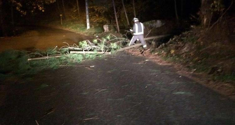 El viento y la lluvia dejan un reguero de incidencias en O Salnés