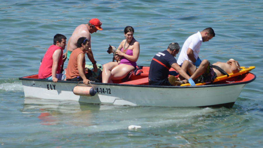 RIVEIRA - Rescatan a un hombre herido que se tiró al agua en una zona de poco calado junto el rompeolas del muelle