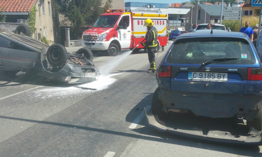 RIANXO - Un conductor de 81 años resulta herido al sufrir un accidente con vuelco en la Rúa Arcos Moldes