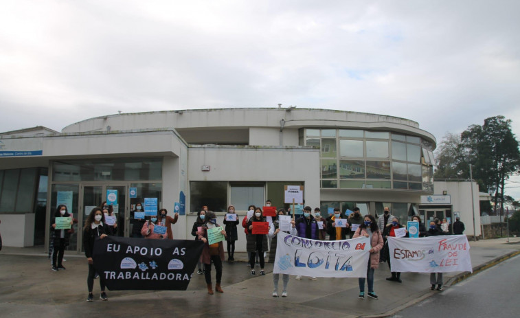 El personal de las escuelas de A Galiña Azul valora endurecer la huelga para reclamar sus plazas