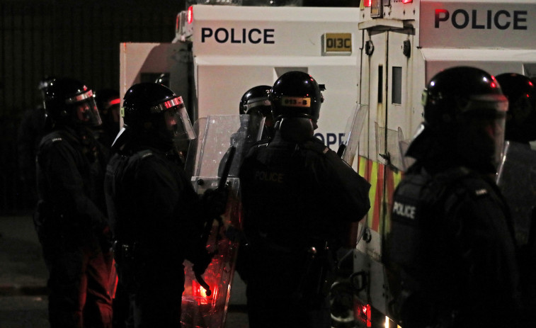 Irlanda del Norte vive su octava noche de disturbios con la policía