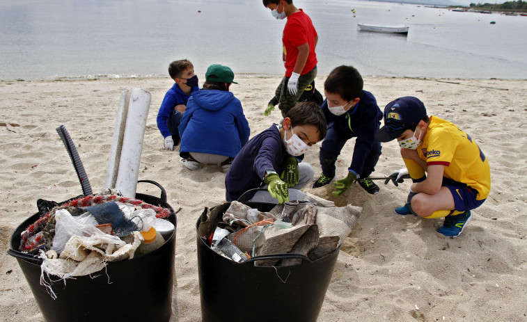 La limpieza de playas en A Illa se salda con 400 kilos de basura retirada por unos 160 voluntarios