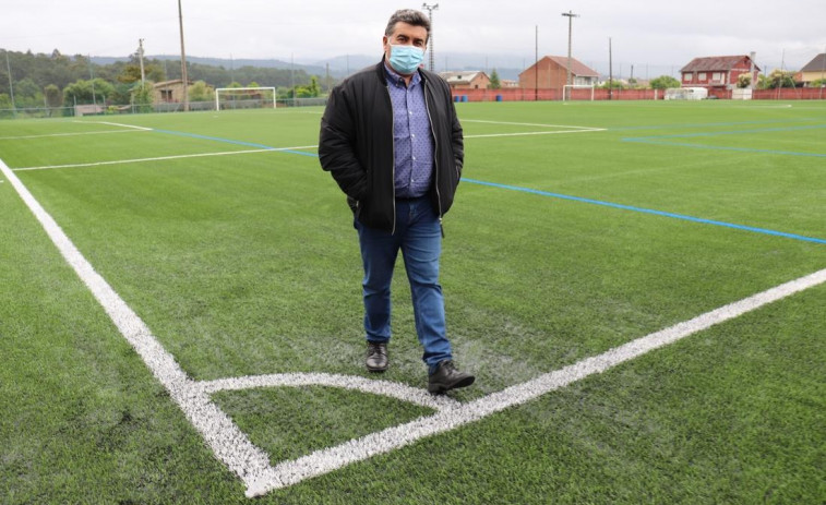 Las escuelas de fútbol base del Portas y del Romai estrenan el césped artificial de A Rapeira
