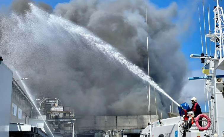 Un voraz incendio afecta a la cámara frigorífica de la fábrica de Jealsa Rianxeira en Boiro