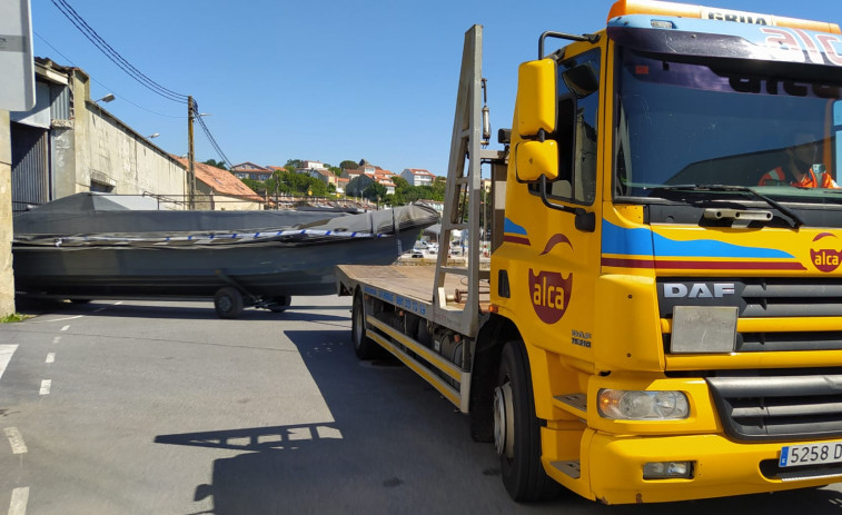Inician la retirada de las narcolanchas intervenidas en una nave situada en el puerto de Insuela, en Ribeira