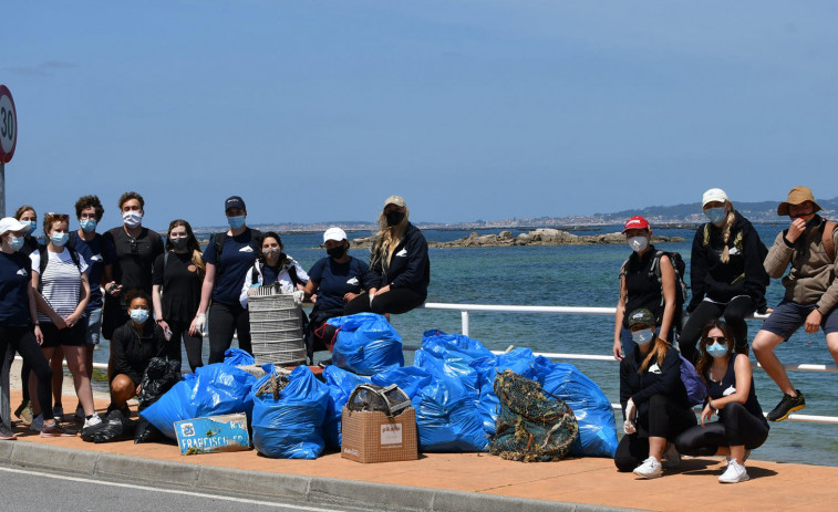 Voluntarios retiran en una jornada mascarillas, más de 5.800 piezas de plástico y botellas de la costa meca