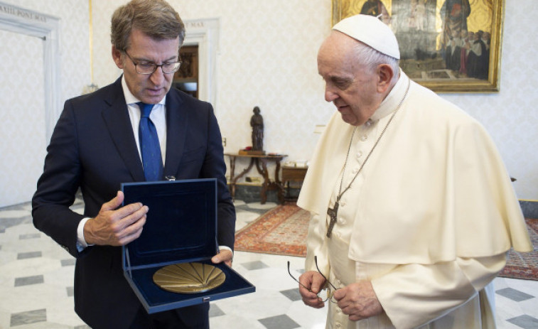 Feijóo invita al papa Francisco a venir a Galicia para hacer un Camino de Santiago 