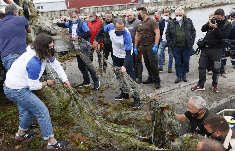 Voluntarios convocados por Abanca y Afundación recogen más de 1.000 kilos de residuos en los fondos de la ría de Arousa