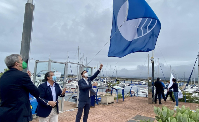 El Náutico de Boiro-Marina Cabo de Cruz iza su Bandeira Azul y la de Q de Calidade