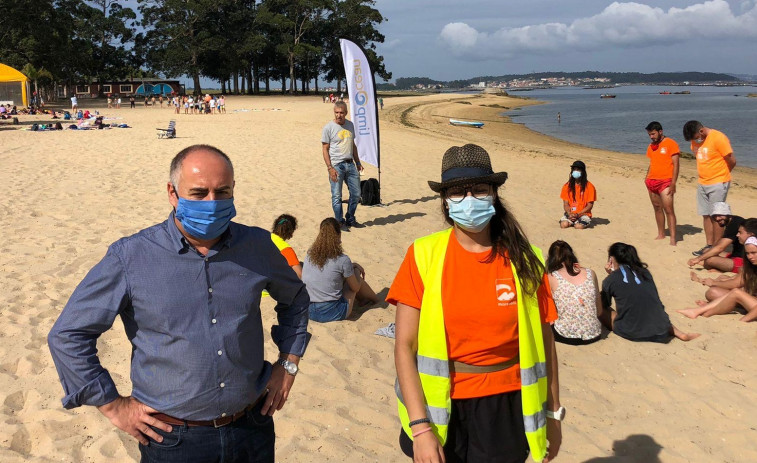 Los voluntarios regresan a As Sinas con la ambición de retirar plásticos en más playas