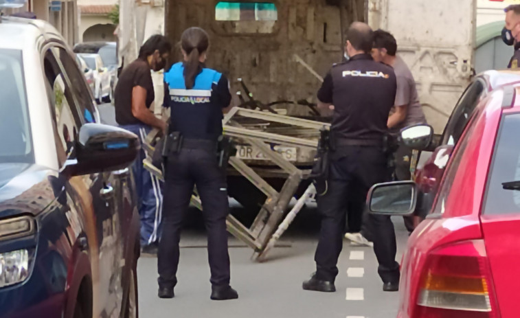 La Policía incauta las estructuras metálicas que se pretendían extraer de un edificio okupa en Ribeira