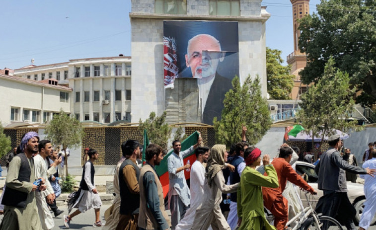 El hermano del expresidente afgano Ashraf Ghani jura lealtad a los talibán