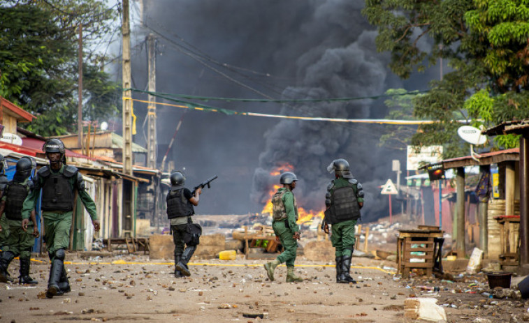 Militares golpistas detienen al presidente de Guinea y ordenan disolver las instituciones