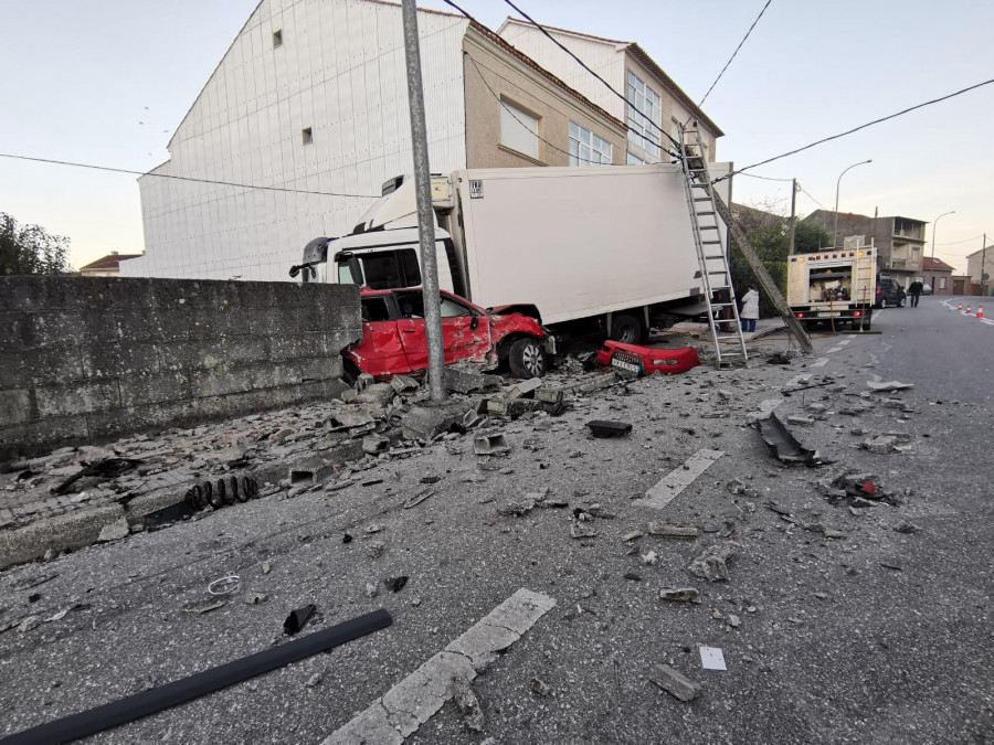 El mal adelantamiento de un conductor fugado deja destrozos en cinco vehículos y propiedades