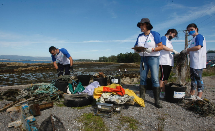 Mariscadoras y voluntarios de Afundación retiran 1.596 kilos de basura de los bancos cambadeses