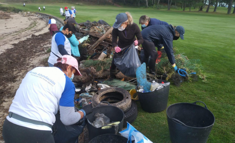 Más de 300 voluntarios retiran 10 toneladas de residuos en los fondos de Cambados y O Grove