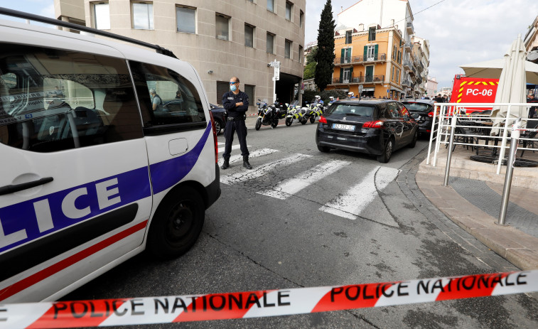 Un policía sale ileso de un intento de apuñalamiento en la ciudad francesa de Cannes
