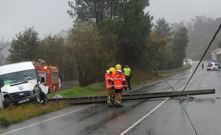 Una furgoneta derriba en Bermo un poste de hormigón, que cortó la carretera durante un par de horas