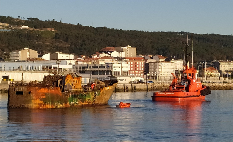 Un remolcador retira del puerto de Santa Uxía al palangrero “L’etel”, que será desguazado en un astillero