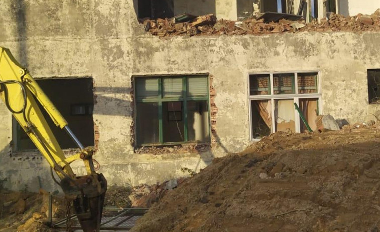 Comienza la demolición de las viejas escuelas de O Tombelo, en Noalla, que pasarán a la historia