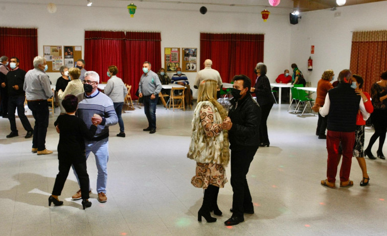 Los mayores de Corón vuelven al baile tras el largo paréntesis pandémico