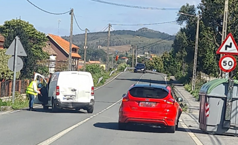 Herida la conductora de una furgoneta de reparto del pan en un choque por alcance en Xenxides, en Ribeira