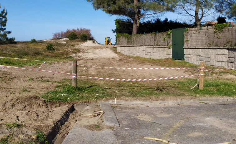 Sanxenxo acondiciona las dunas de la playa de Areas con la retirada de 10.000 kilos de especies invasoras