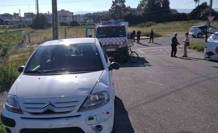 Herido grave un ciclista que chocó frontalmente contra un vehículo en A Torre