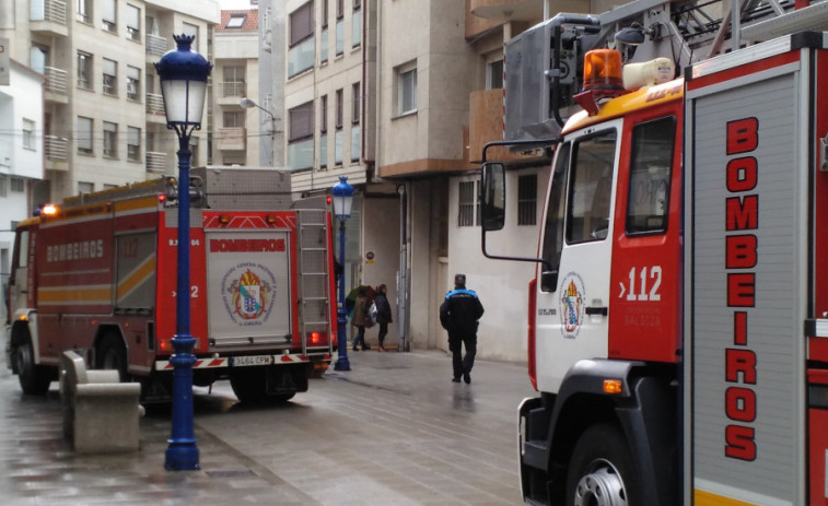 Alertan de un incendio en un tercer piso de un edificio de la Rúa Estatuto de Galicia, en Boiro