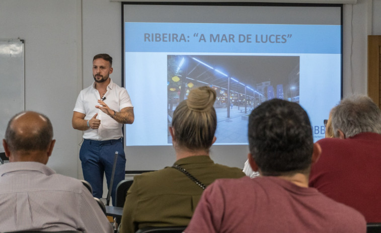 El PBBI crea su plan turístico “Ribeira, un mar de luces” para dotar a calles y tiendas de faroles de tela iluminados