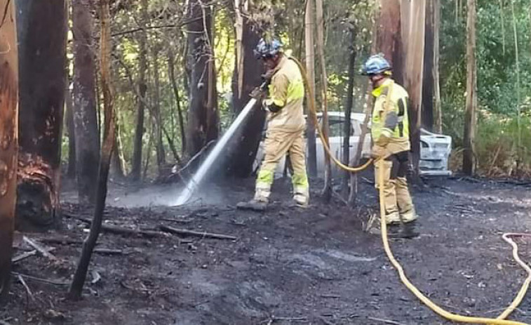 Arde un vehículo en una zona de monte arbolado de la parroquia de Palmeira y provoca un incendio forestal