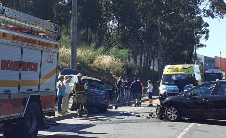 Heridas tres personas en una colisión entre dos vehículos en la AC-550, en Ribeira