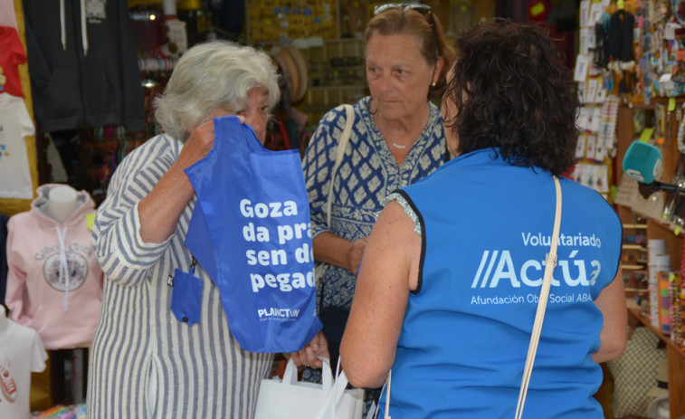 Una campaña invita a los turistas a disfrutar de la playa sin dejar huella