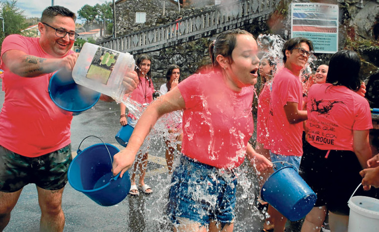 San Roque pasado por agua en una de las fiestas más divertidas  de Castroagudín