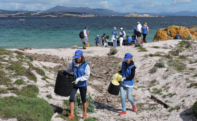 El voluntariado de Afundación retira 325 kilos de basura en los arenales de la isla de Sálvora