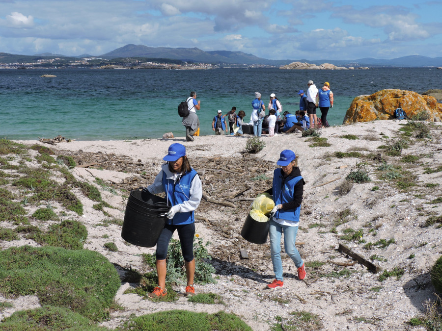 El voluntariado de Afundación retira 325 kilos de basura en los arenales de la isla de Sálvora