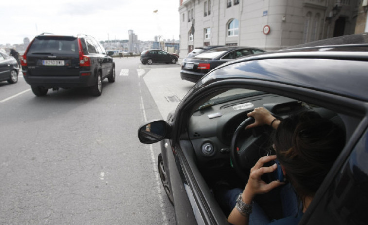 Los conductores siguen usando el móvil al volante pese al aumento de puntos