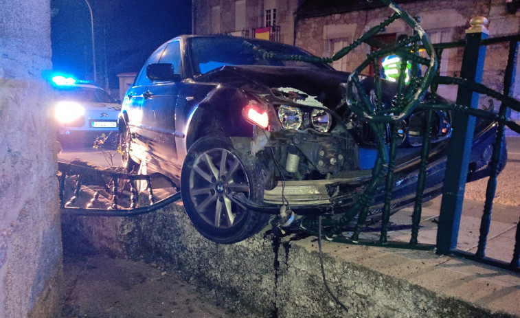 Se dan a la fuga a pie tras un accidente con daños en la Avenida de Ferrol, junto la capilla de Los Remedios, en Ribeira