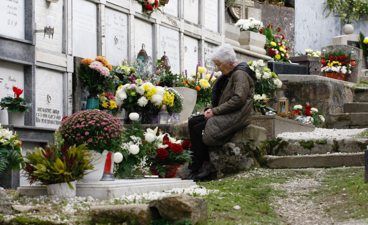 Miles de flores llenan los cementerios de Arousa en recuerdo de los que se fueron